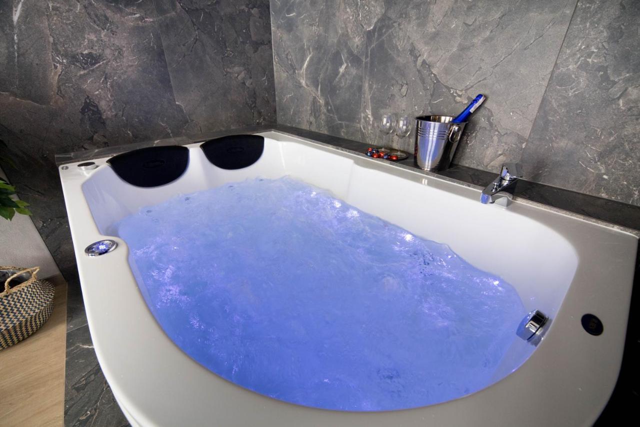 Jacuzzi Main Square
