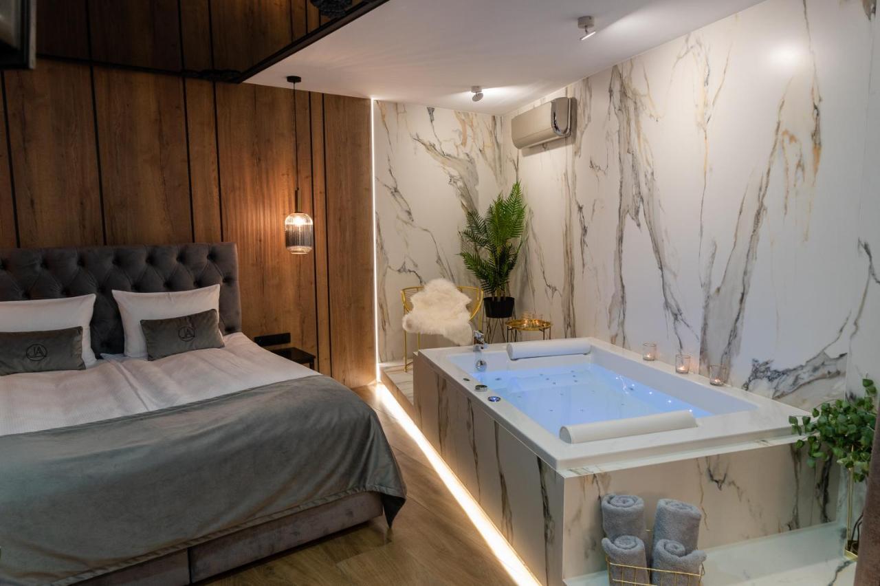 Apartment Jacuzzi Main Square