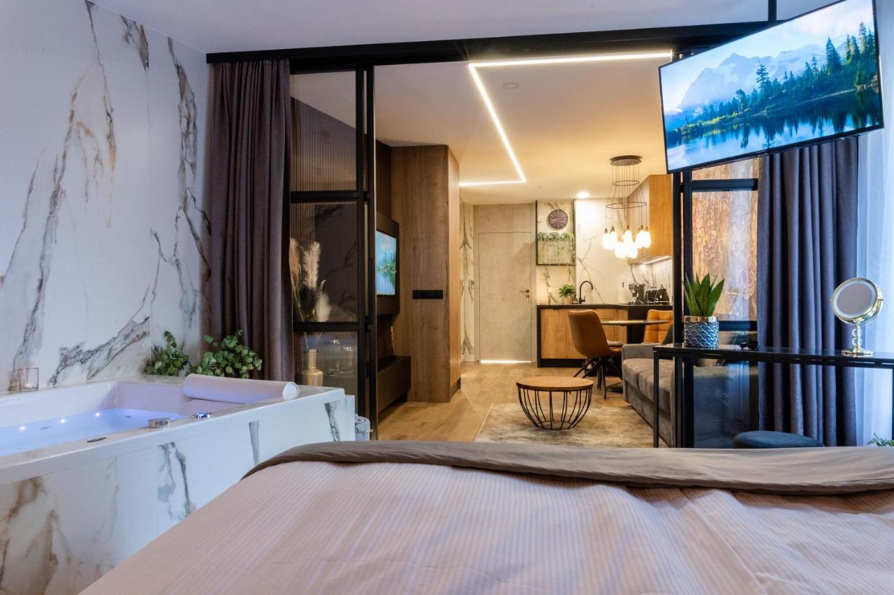Jacuzzi Main Square Apartment *