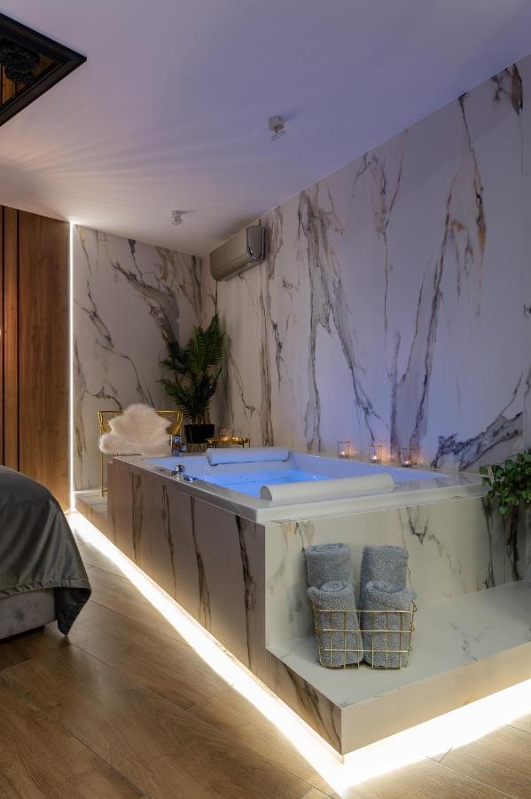 Apartment Jacuzzi Main Square *